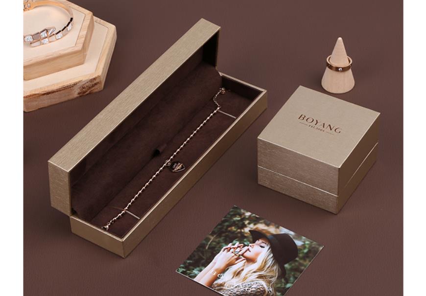 How does the necklace stay in the necklace box without knots?