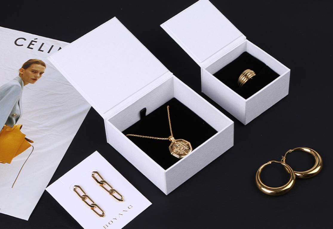 Comparison between modern style and retro style jewelry packaging boxes