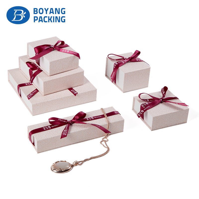 The popular pink and white pattern jewelry boxes