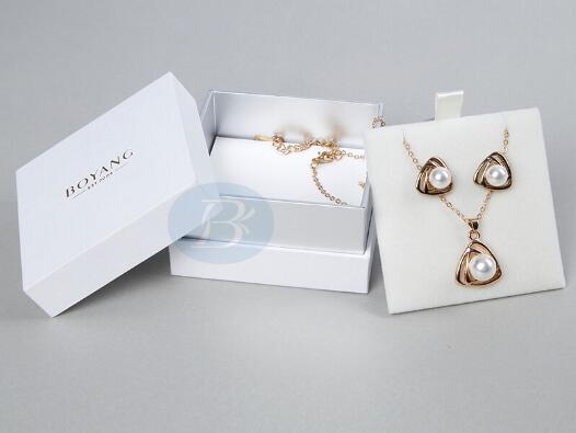 How to use the jewelry package design to attract customers' attention?