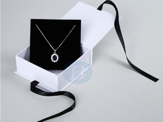 How does custom jewelry gift boxes play an important role in sales?