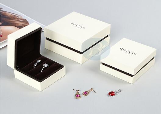 How to choose jewelry packaging boxes？
