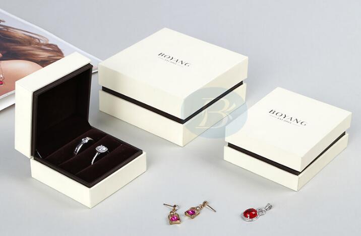 Paper jewelry boxes are a favorite of many jewelry lovers