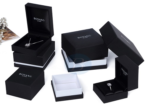 What are the materials used for custom jewelry packaging?