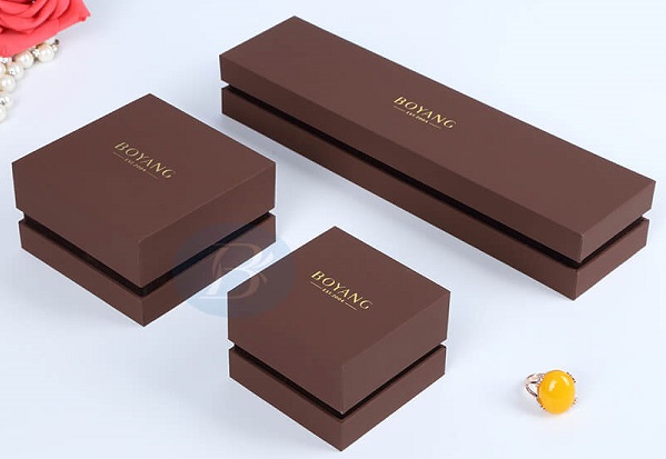 How to choose a jewelry box manufacturer when customizing jewelry boxes?