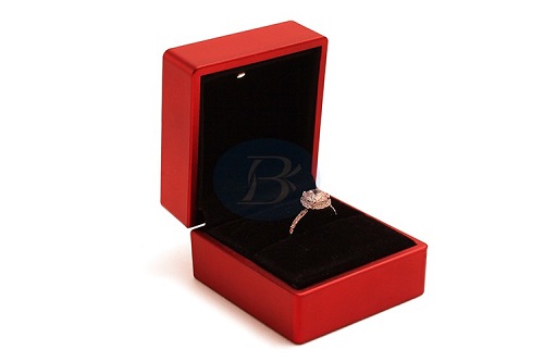 What are the advantages of working with a jewelry box factory?