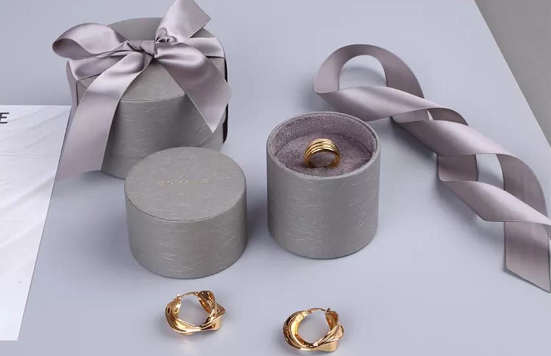 Pack your jewelry into a round jewelry box