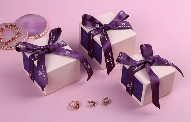 Tips for tying ribbons on jewelry packaging boxes