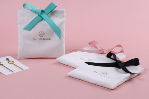 Velvet jewelry bags: a packaging tool to enhance brand value