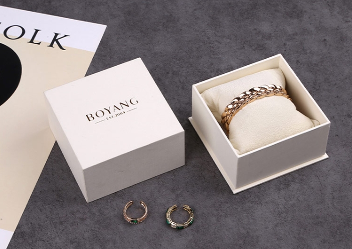 What are the advantages of custom bracelet boxes?