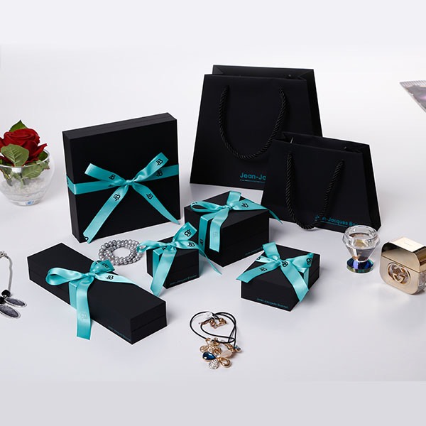 Why Women Choose Branded Jewellery Boxes