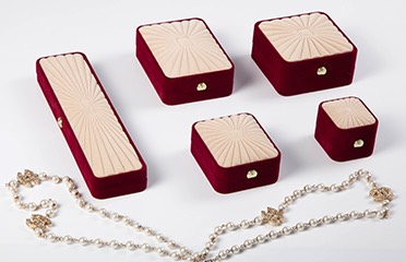 JEWELRY PACKAGING IDEAS THAT KEEP THE FOCUS ON YOUR PRODUCT