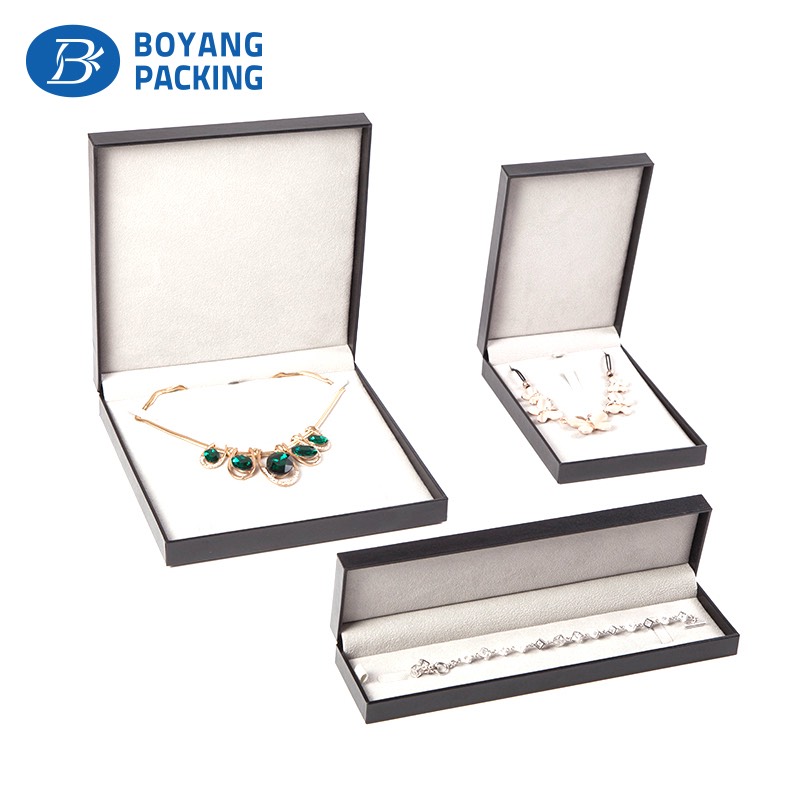 A professional responsible for the custom jewelery boxes wholesale