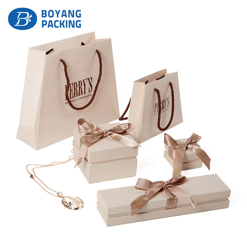 hand-held jewelry packaging box