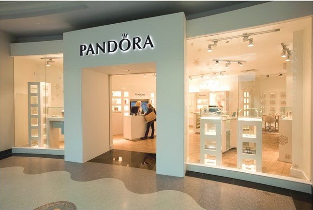 How is the Pandora jewelry box made?