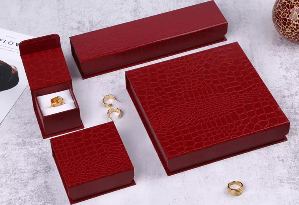 What kinds of materials are commonly used in jewelry packaging boxes?