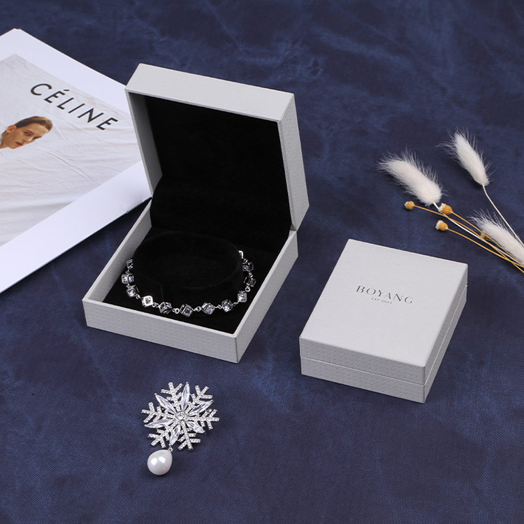 Elegant wholesale pray bracelet gift boxes inside soft velvet insert 